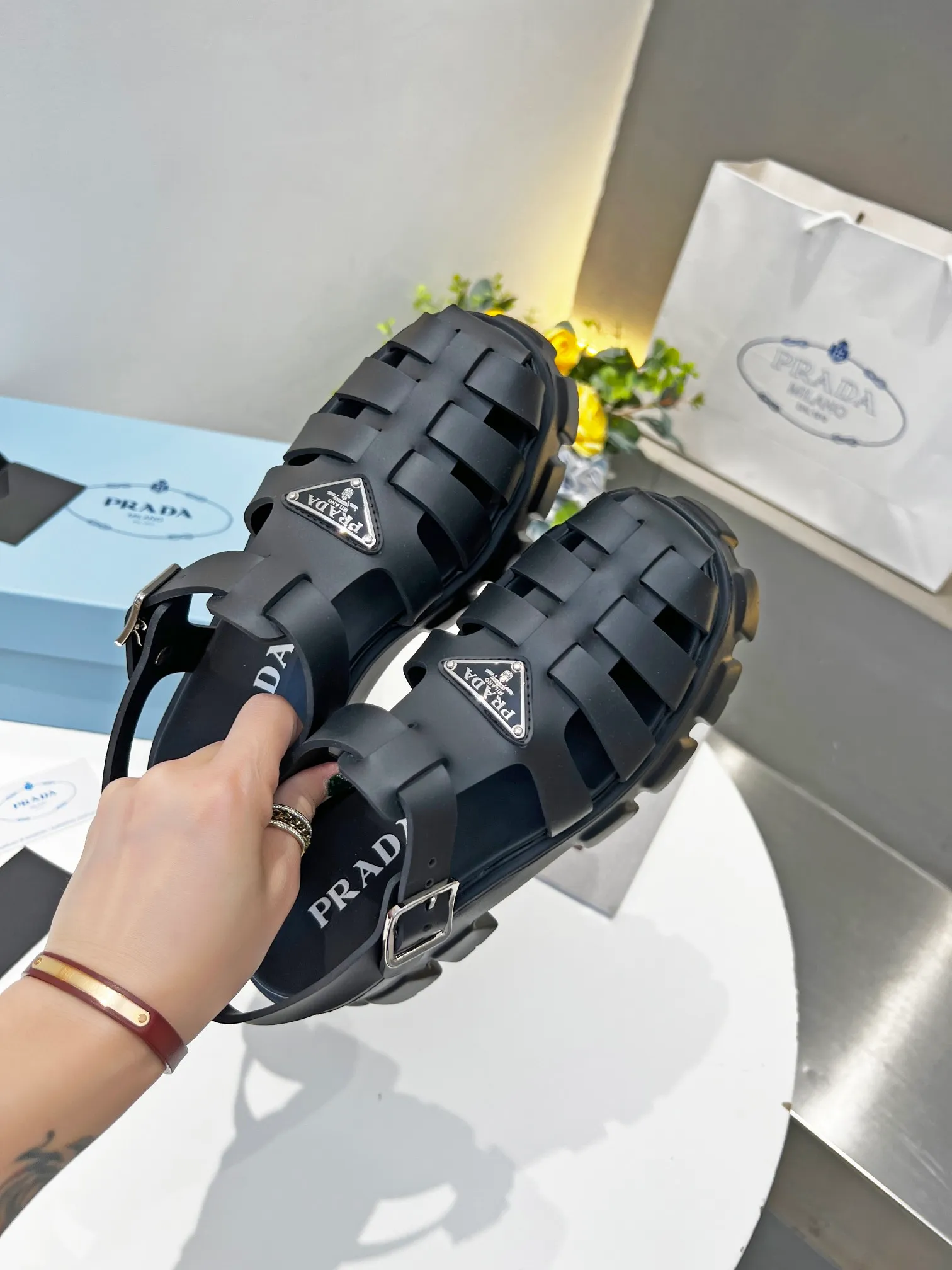 👟👟Ex-factory price 460👟👟 Super popular prada 2022 latest spring and summer zigzag Roman braided thick-soled rubber sandals E64. Retro, fashionable and avant-garde gears with 55mm thick soles and rubber uppers make the whole pair of shoes light and comfortable. Bright colors provide a variety of choices for fashionable people with different styles! The iconic metal triangle logo is paired with the shape of ancient beach sandals. Every design element is fashionable! Code number 35-40